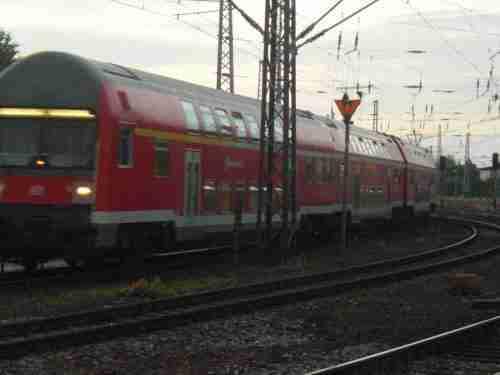 Trem passando em ferrovia. IFTTA Brasil